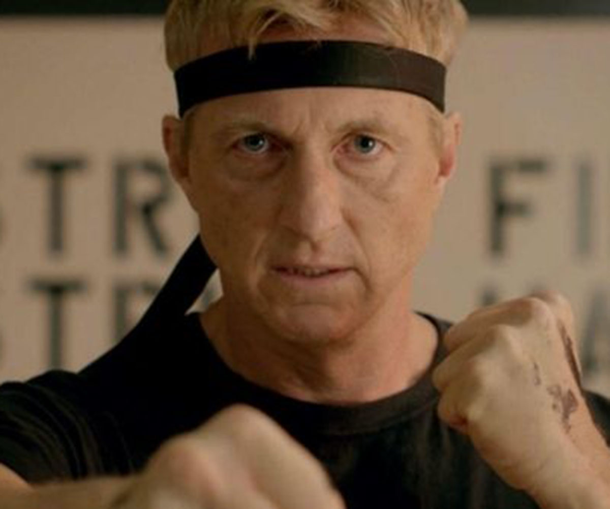 Ator que faz karatê no cobra kai